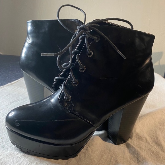 BAMBOO Shoes - Bamboo Jonas Black Boots w/ Lug Soles! Styling!!